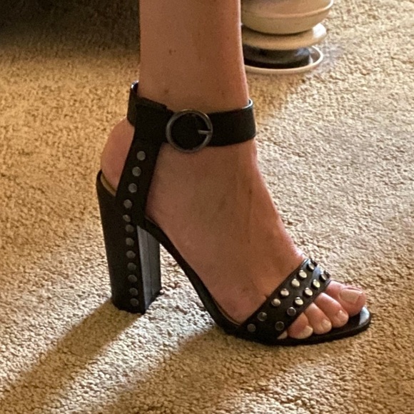 BLEECKER & BOND Carmen Sandal - Picture 5 of 6